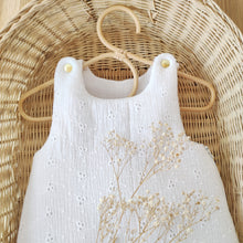 Charger l'image dans la galerie, Gigoteuse 0-3 mois "broderie anglaise" double gaze de coton blanc - Fait Main en France | Les p'tites Merveilles de Bérénice