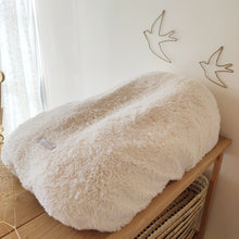 Charger l'image dans la galerie, Housse pour coussin d'allaitement en tissu moumoute bouclette mouton sherpa écru Fait Main en France - Les p'tites Merveilles de Bérénice