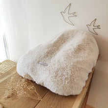 Charger l'image dans la galerie, Housse pour coussin d'allaitement en tissu moumoute bouclette mouton sherpa écru Fait Main en France - Les p'tites Merveilles de Bérénice