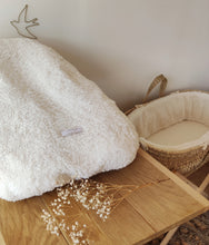 Charger l'image dans la galerie, Housse pour coussin d'allaitement et couffin bébé en tissu moumoute bouclette mouton sherpa écru Fait Main en France - Les p'tites Merveilles de Bérénice