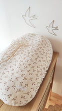 Charger l'image dans la galerie, Housse pour coussin d'allaitement "Églantine" en double gaze de coton Biologique écru à feuilles | Fait Main en France - Les p'tites Merveilles de Bérénice