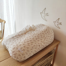 Charger l'image dans la galerie, Housse pour coussin d'allaitement "Églantine" en double gaze de coton Biologique écru à feuilles | Fait Main en France - Les p'tites Merveilles de Bérénice