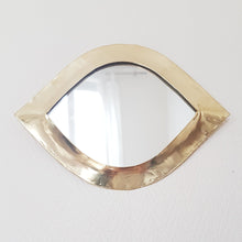 Charger l&#39;image dans la galerie, Miroir artisanal marocain en forme d&#39;œil en laiton doré

