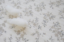 Charger l'image dans la galerie, Protège carnet de santé gaze de coton BIO "Louison" écru fleurs beiges Fait Main en France | Les p'tites Merveilles de Bérénice