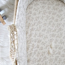 Charger l'image dans la galerie, Tour de couffin "Louison" en double gaze de coton BIO écru à fleurs beige.
