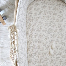 Charger l'image dans la galerie, Couffin "Louison" en double gaze de coton BIO écru à fleurs beige.