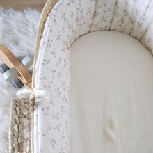 Charger l'image dans la galerie, Tour de couffin "Eglantine" en double gaze de coton BIO écru / blanc cassé.