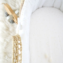 Charger l'image dans la galerie, Tour de couffin bébé en double gaze de coton blanc à pois dorés.