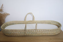 Charger l'image dans la galerie, Panier à langer pour bébé + matelas + drap housse double gaze de coton blanc fleurs de coton dorées | Panier change de bébé en fibres naturelles.