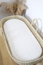 Charger l'image dans la galerie, Panier à langer pour bébé + matelas + drap housse double gaze de coton blanc fleurs de coton dorées | Panier change de bébé en fibres naturelles.