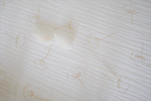 Charger l'image dans la galerie, Panier à langer pour bébé + matelas + drap housse double gaze de coton blanc fleurs de coton dorées | Panier change de bébé en fibres naturelles.