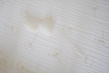 Charger l'image dans la galerie, Panier à langer pour bébé + matelas + drap housse double gaze de coton blanc fleurs de coton dorées | Panier change de bébé en fibres naturelles.