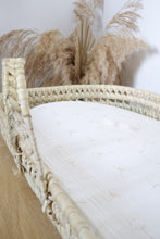 Charger l'image dans la galerie, Panier à langer pour bébé + matelas + drap housse double gaze de coton blanc fleurs de coton dorées | Panier change de bébé en fibres naturelles.