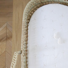 Charger l'image dans la galerie, Panier à langer pour bébé + matelas + drap housse double gaze de coton blanc fleurs de coton dorées | Panier change de bébé en fibres naturelles.