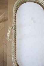 Charger l'image dans la galerie, Panier à langer pour bébé + matelas + drap housse double gaze de coton blanc fleurs de coton dorées | Panier change de bébé en fibres naturelles.