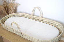 Charger l'image dans la galerie, Panier à langer pour bébé + matelas + drap housse double gaze de coton blanc fleurs de coton dorées | Panier change de bébé en fibres naturelles.