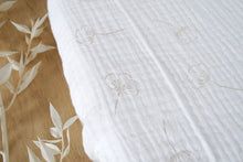 Charger l'image dans la galerie, Panier à langer pour bébé + matelas + drap housse double gaze de coton blanc fleurs de coton dorées | Panier change de bébé en fibres naturelles.