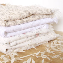 Charger l'image dans la galerie, Couverture bébé bohème "Louison" gaze de coton BIO à fleurs, frange et fausse fourrure.