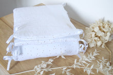 Charger l'image dans la galerie, Tour de lit / berceau bébé en double gaze de coton blanc à pois dorés.