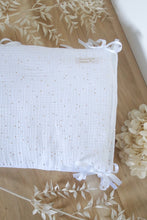 Charger l'image dans la galerie, Tour de lit / berceau bébé en double gaze de coton blanc à pois dorés.