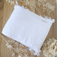 Charger l'image dans la galerie, Tour de lit / berceau bébé en double gaze de coton blanc à pois dorés Fabriqué en France | Les p'tites Merveilles de Bérénice