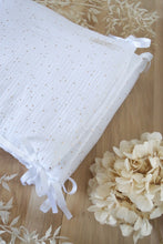 Charger l'image dans la galerie, Tour de lit / berceau bébé en double gaze de coton blanc à pois dorés.