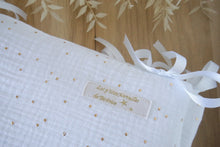 Charger l'image dans la galerie, Tour de lit / berceau bébé en double gaze de coton blanc à pois dorés.