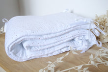Charger l'image dans la galerie, Tour de lit / berceau bébé en double gaze de coton blanc à pois dorés.