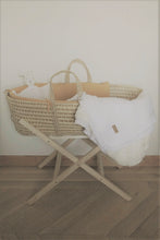 Charger l'image dans la galerie, Support pliable en bois massif pour couffin bébé en palmier tressé | ★ VENDU SEUL ★.