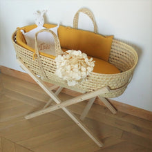 Charger l'image dans la galerie, Support pliable en bois massif pour couffin bébé en palmier tressé | ★ VENDU SEUL ★.