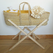 Charger l'image dans la galerie, Support pliable en bois massif pour couffin bébé en palmier tressé | ★ VENDU SEUL ★.