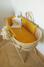 Charger l'image dans la galerie, Support pliable en bois massif pour couffin bébé en palmier tressé | ★ VENDU SEUL ★.