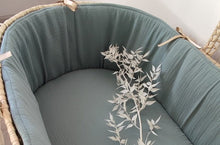 Charger l'image dans la galerie, Tour de couffin vert sauge en double gaze de coton BIO.