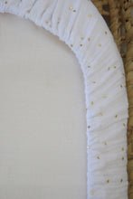 Charger l'image dans la galerie, Drap housse pour lit bébé en double gaze de coton blanc à pois dorés | Fait Main en France - Les p'tites Merveilles de Bérénice