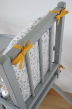 Charger l&#39;image dans la galerie, Coussin de chaise haute bébé coton enduit Liberty Théo bleu / moutarde.
