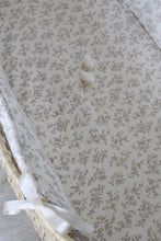 Charger l'image dans la galerie, Couffin "Louison" en double gaze de coton BIO écru à fleurs beige.