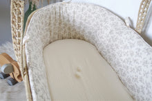 Charger l'image dans la galerie, Tour de couffin "Louison" en double gaze de coton BIO écru à fleurs beige.