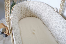 Charger l'image dans la galerie, Couffin "Louison" en double gaze de coton BIO écru à fleurs beige.