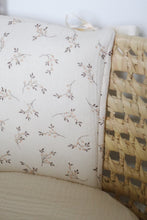 Charger l'image dans la galerie, Tour de couffin "Eglantine" en double gaze de coton BIO écru / blanc cassé.