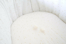 Charger l'image dans la galerie, Tour de couffin bébé en double gaze de coton blanc à pois dorés.