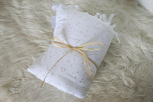 Charger l'image dans la galerie, Tour de couffin bébé en double gaze de coton blanc à pois dorés.