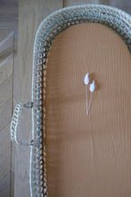 Charger l'image dans la galerie, Panier à langer pour bébé + matelas et drap housse en double gaze de coton BIO camel | Panier pour le change de bébé en fibres naturelles.