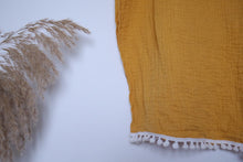 Charger l'image dans la galerie, Poncho de bain en double gaze de coton à pompons rose bohème - Serviette sortie de bain à capuche personnalisée au prénom de bébé.