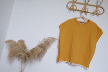 Charger l'image dans la galerie, Poncho de bain en double gaze de coton à pompons rose bohème - Serviette sortie de bain à capuche personnalisée au prénom de bébé.