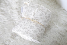 Charger l'image dans la galerie, Tour de couffin "Louison" en double gaze de coton BIO écru à fleurs beige.