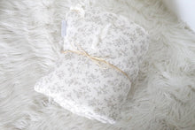 Charger l'image dans la galerie, Couffin "Louison" en double gaze de coton BIO écru à fleurs beige.