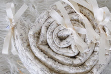 Charger l'image dans la galerie, Couffin "Louison" en double gaze de coton BIO écru à fleurs beige.