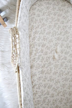 Charger l'image dans la galerie, Tour de couffin "Louison" en double gaze de coton BIO écru à fleurs beige.