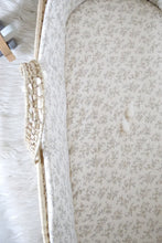 Charger l'image dans la galerie, Couffin "Louison" en double gaze de coton BIO écru à fleurs beige.