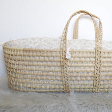 Charger l'image dans la galerie, Tour de couffin "Louison" en double gaze de coton BIO écru à fleurs beige.